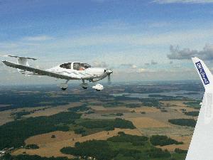 Worldflyer escorted by Diamond Star (DA40) inbound Barkarby